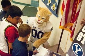 Students meet Cosmo at local Utah elementary school nutrition fair