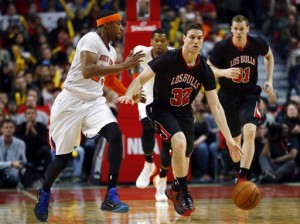 Newly signed Chicago Bulls guard Jimmer Fredette dribbles past New York Knicks guard Toure' Murry during the second half of an NBA basketball game on Sunday, March 2, 2014, in Chicago. The Bulls won 109-90. (AP Photo/Jeff Haynes)