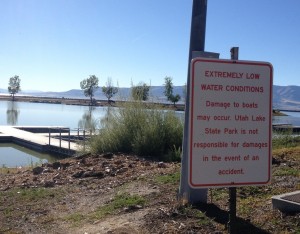 A sign outside of Utah Lake warning boaters of the low water level. Park manager Jason Allen said the marina currently only has one to two feet of water and he has received numerous complaints about broken propellers. (Photo by Erica Palmer)