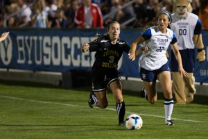 Ashley Hatch takes the ball down the field towards the goal (Universe Photo).