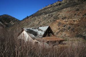 This house is one of the few remaining structures in Thistle, Utah, after the landslide in 1983. The site is an interesting place to visit for tourists looking for an Urban exploration adventure. (Drewe Zanki)