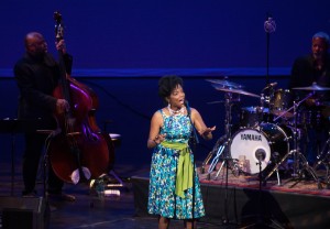 Six-time Grammy-Award-nominee Nnenna Freelon sings jazz song in de Jong Hall. (Universe Photo)