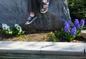Deb Hutchins, a senior, sits by a fountain at the Museum of Art in patterned tennis shoes. She prefers to blend fashion and comfort when selecting summer shoes. (Marinda Risk)