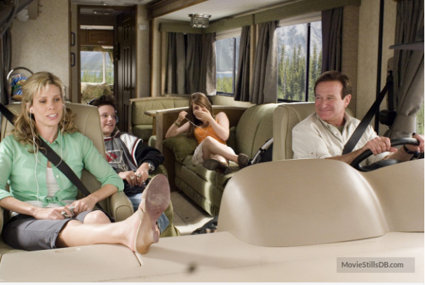 Bob Munro(Robin Williams) takes his family on a vacation to Colorado in "RV." (moviestillsdb.com)