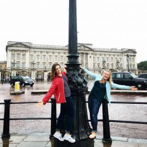 Madelyne Heslop, Carly MacLennan exploring London in the pouring rain in front of Buckingham Palace. (Carly MacLennan)