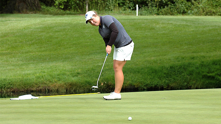 Kendra Dalton putting at a golf tournament. (BYU Athletics/Duff Tittle)