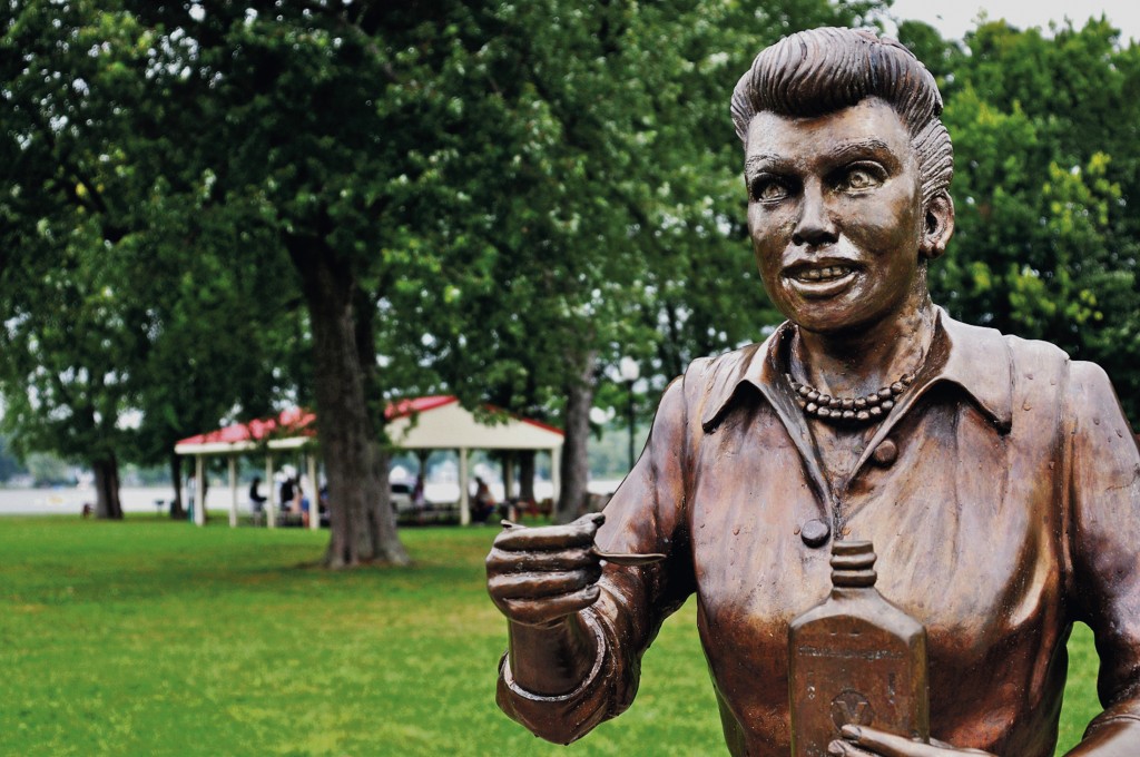 Scary Lucy Statue Inspires Ny Malls Halloween Display The Daily 