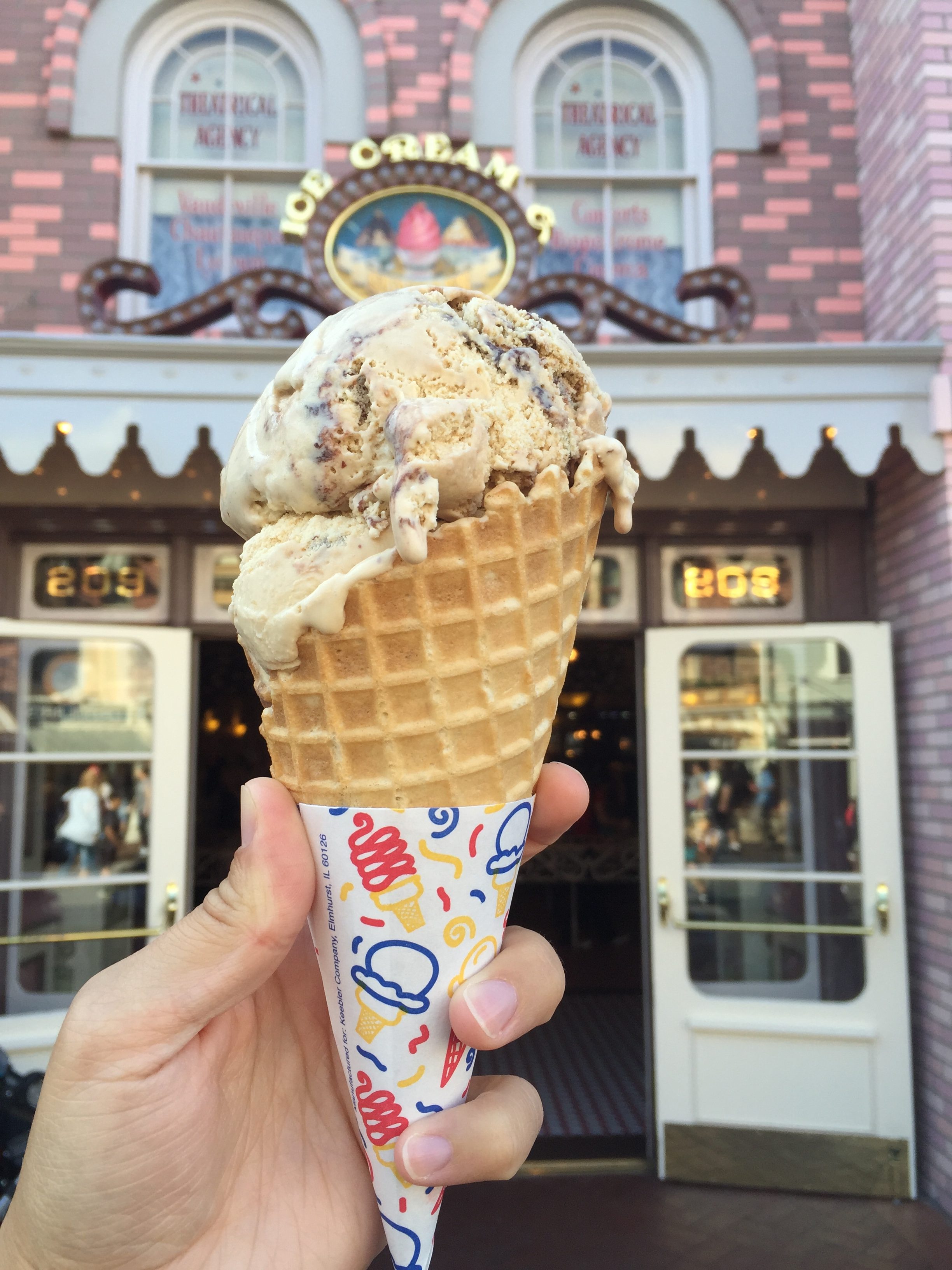 Disneyland enthusiasts share their 10 favorite eats in the park - The