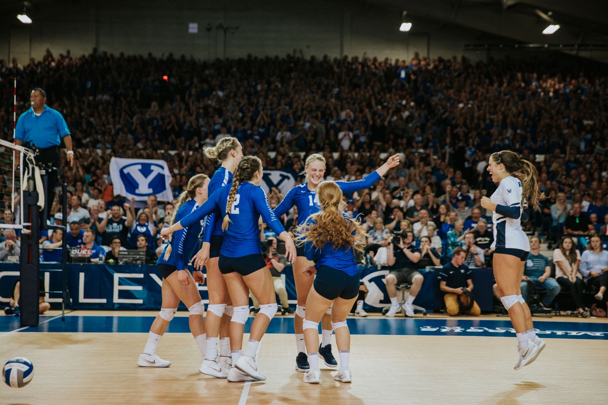No 1 Womens Volleyball Sweeps Rival Utah The Daily Universe 1861