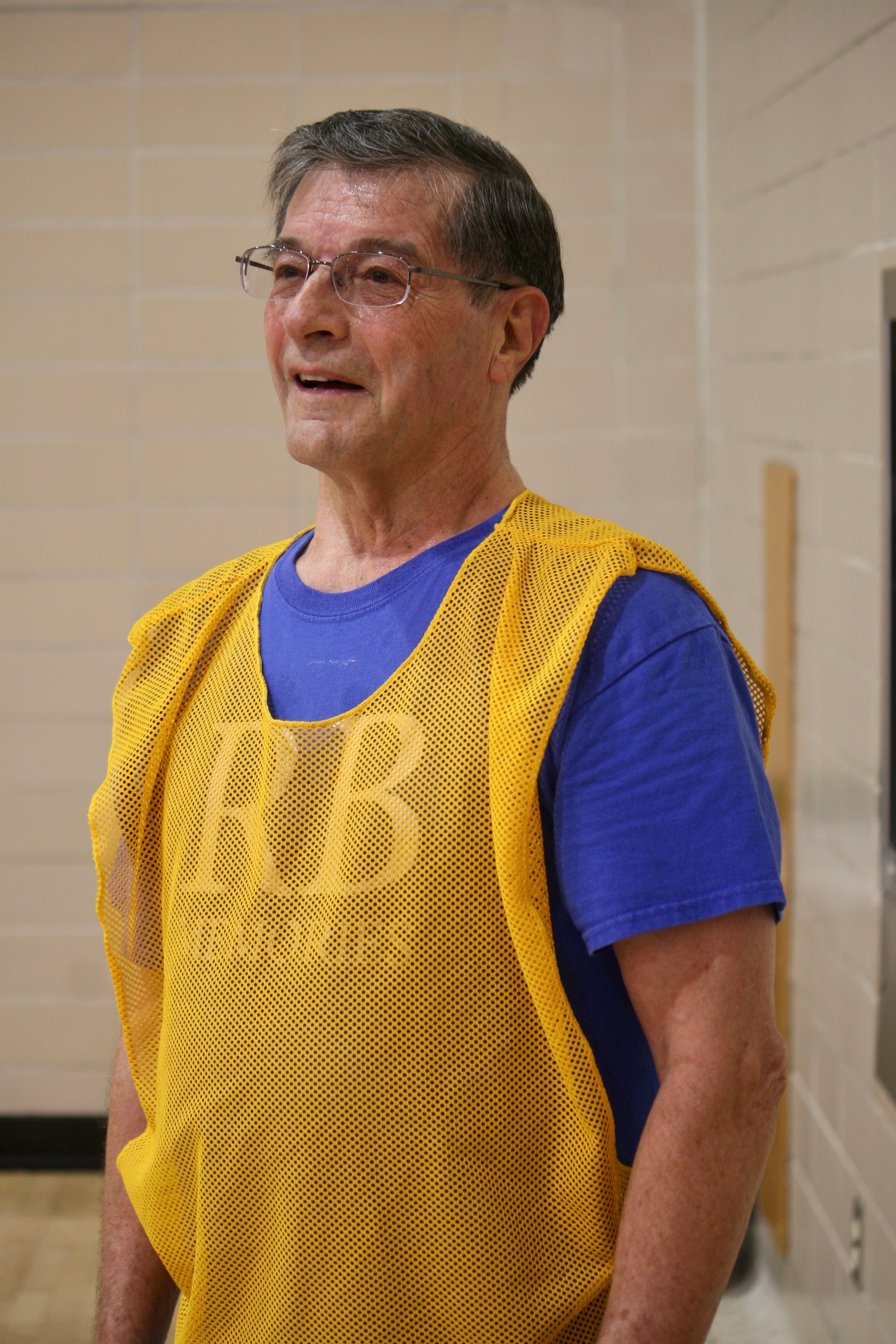 Ex-aluno de 80 anos prova que você não está velho demais para jogar basquete  - The Daily Universe