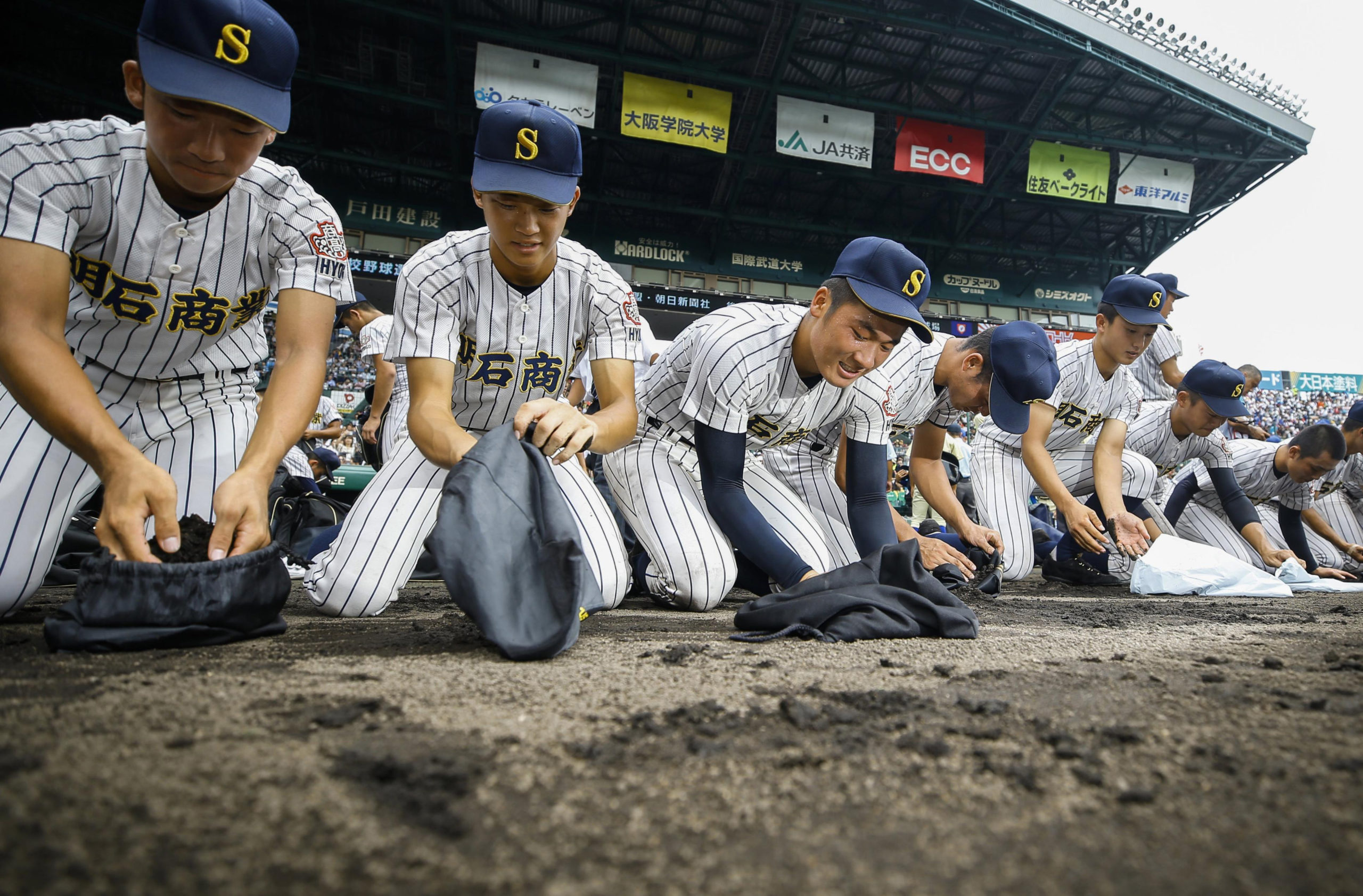 Young baseball players get memento filled with stadium dirt - The